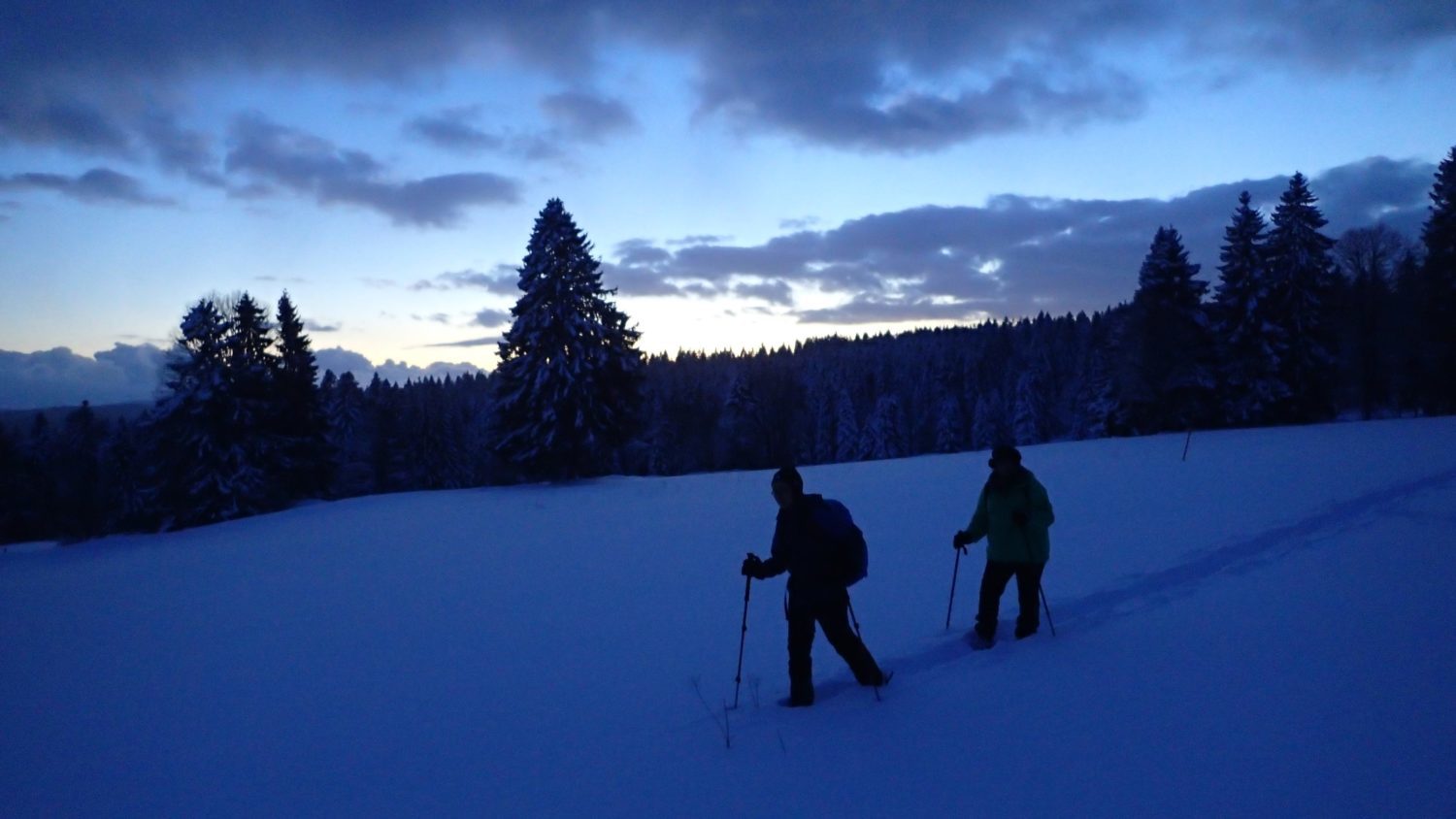 Balade nocturne en raquettes à la pleine lune, Val-de-Travers, Jura suisse