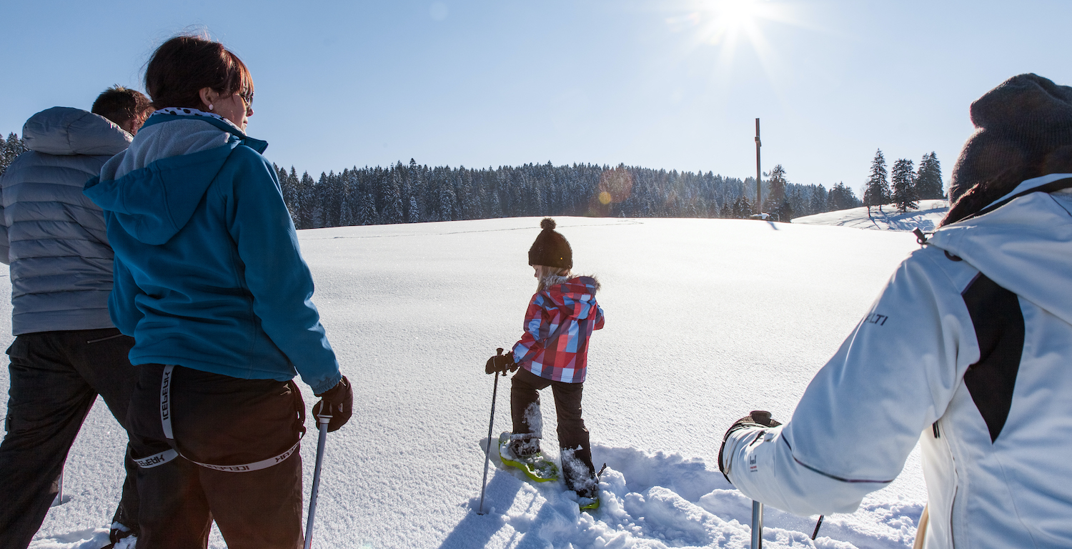 Schneeschuhwandern mit der Familie im Val-de-Travers, Kanton Neuenburg ©Tourisme neuchâtelois