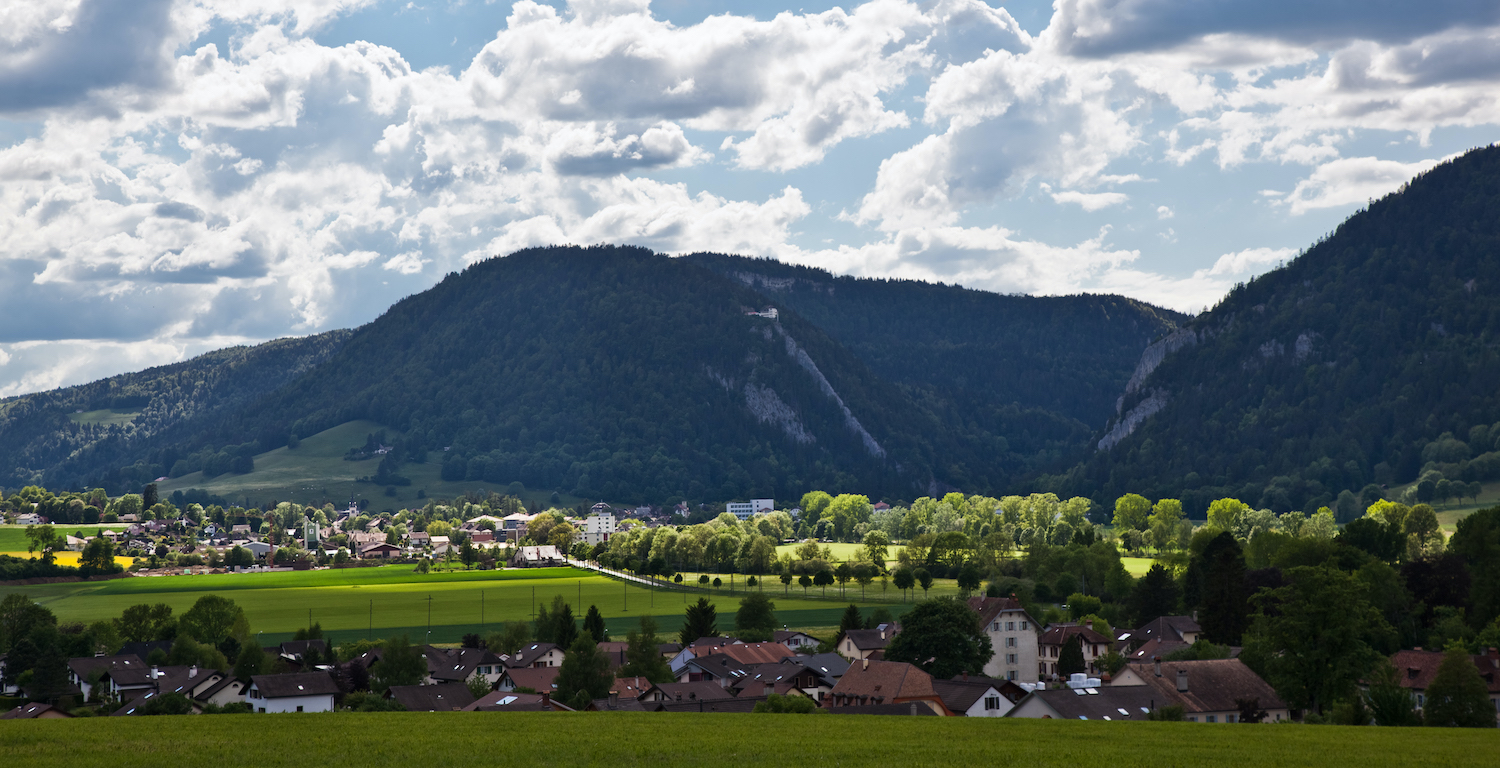 Randonnée avec vue sur le Val-de-Travers et le Chapeau de Napoléon, Jura suisse