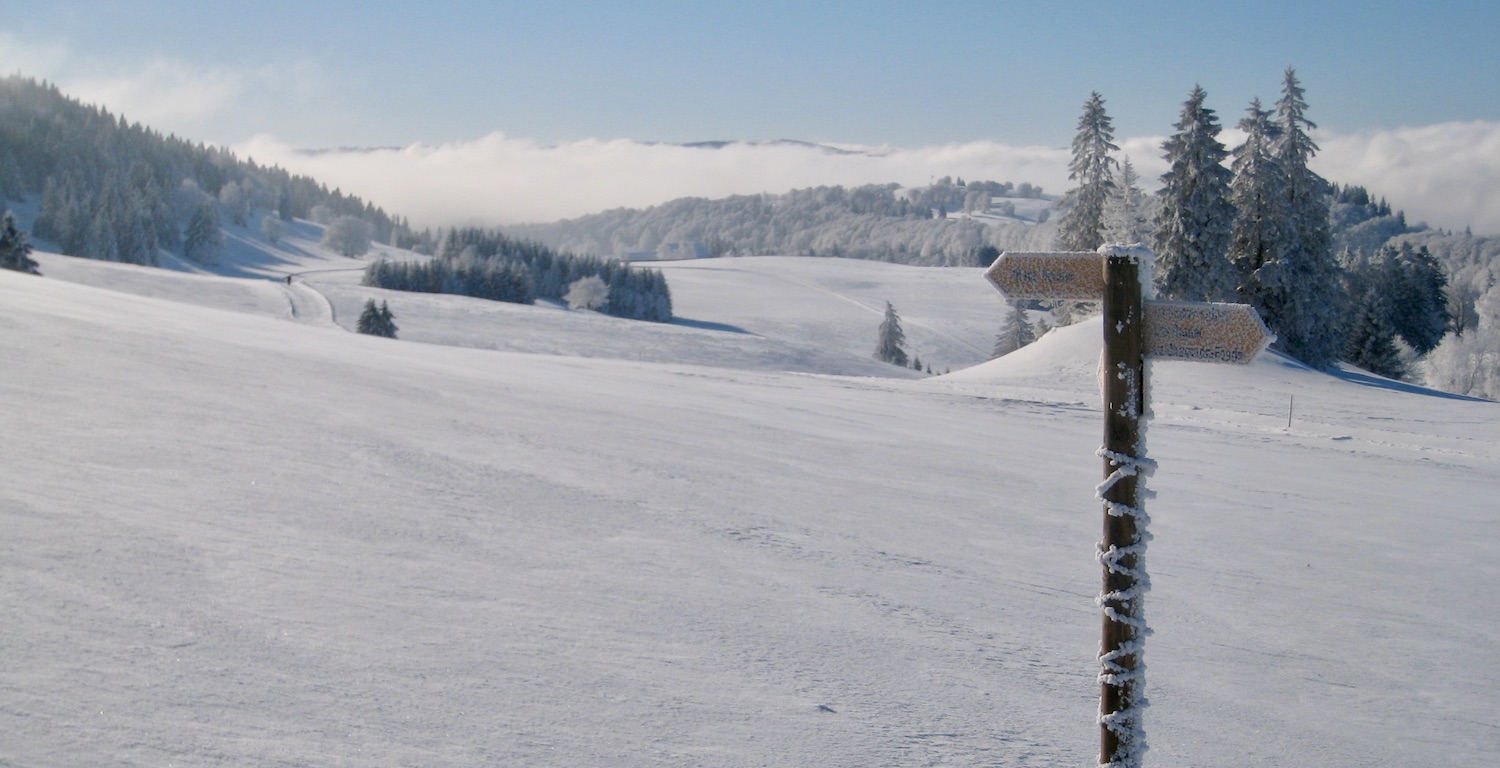 Randonnée d'hiver, panneaux indicateurs enneigés au Mont Racine, Jura suisse