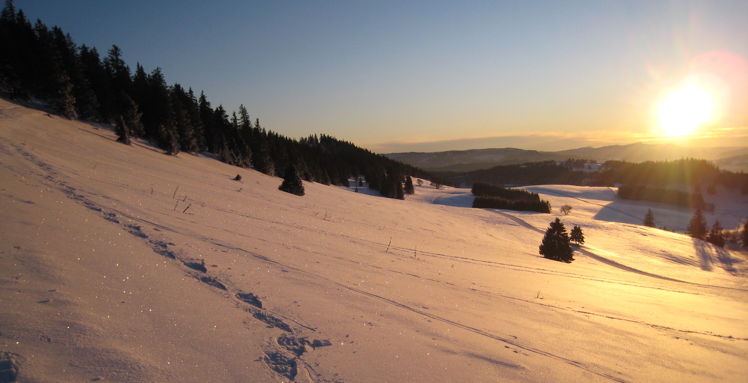 Winter - Sonnenuntergang auf dem Mont Racine im Schweizer Jura 