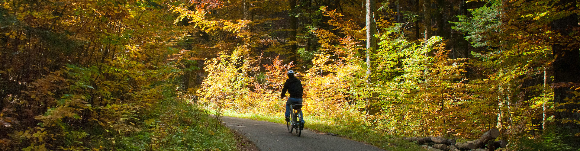 Herbstliche Velo-Tour mit dem e-Bike im Val-de-Travers, Kanton Neuenburg, Schweizer Jura