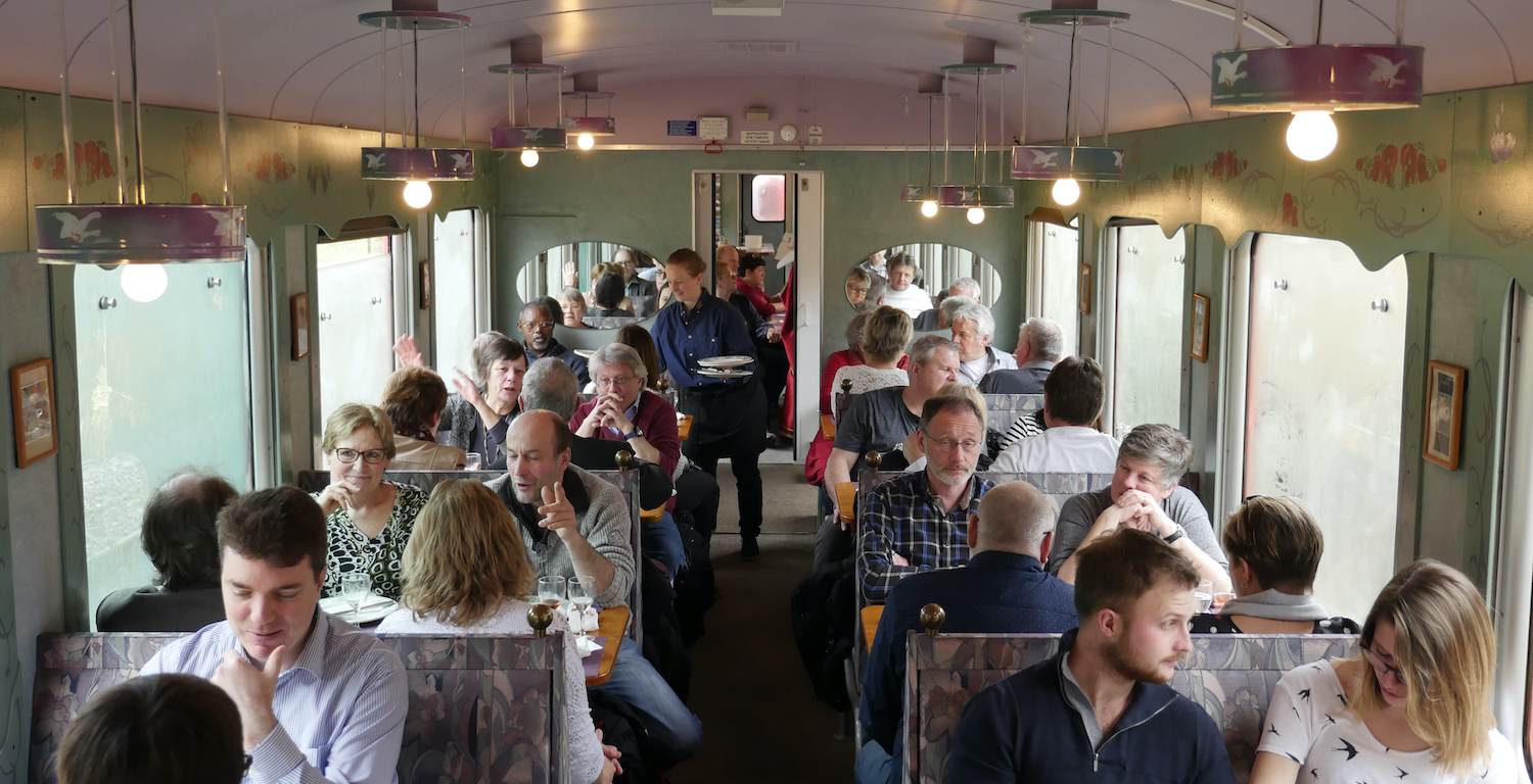 Gourmet-Angebot im Val-de-Travers mit dem historischen RVT Zug 