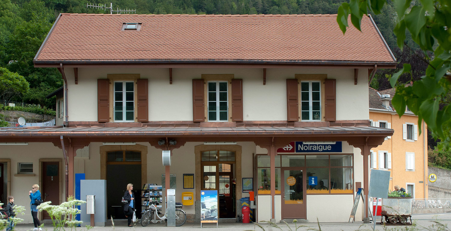 Bahnhof Noiraigue, Val-de-Travers Der Bahnhof von Noiraigue im Val-de-Travers
