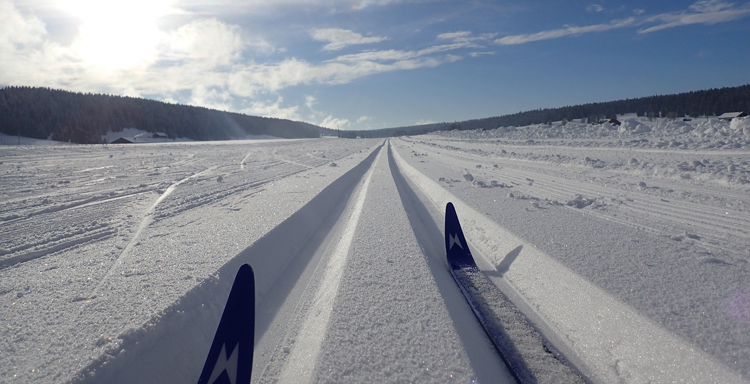 Ski de fond, skis dans les traces au Jordan, Val-de-Travers. Suisse